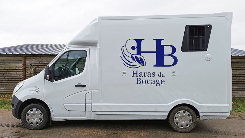 Camion de transport chevaux au haras du Bocage en Normandie